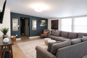 Smart TV, fireplace - Riverfront Retreat  (MAURERTOWN,)