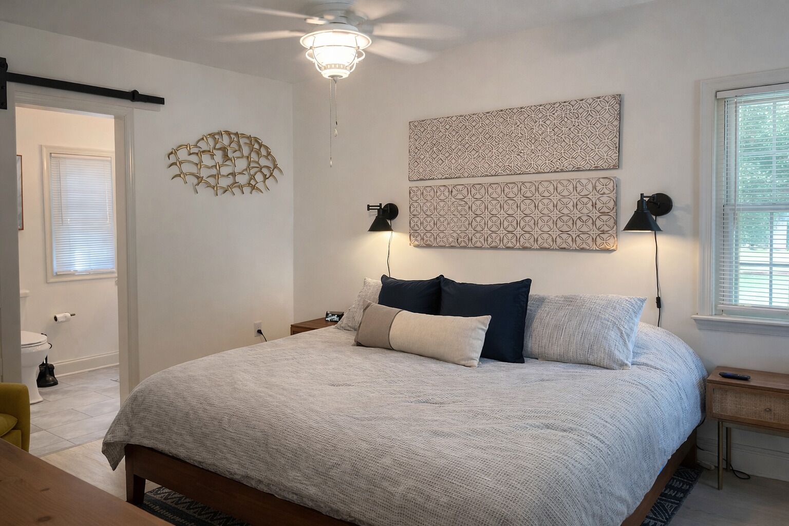 4 chambres, fer et planche à repasser, lit de bébé portatif