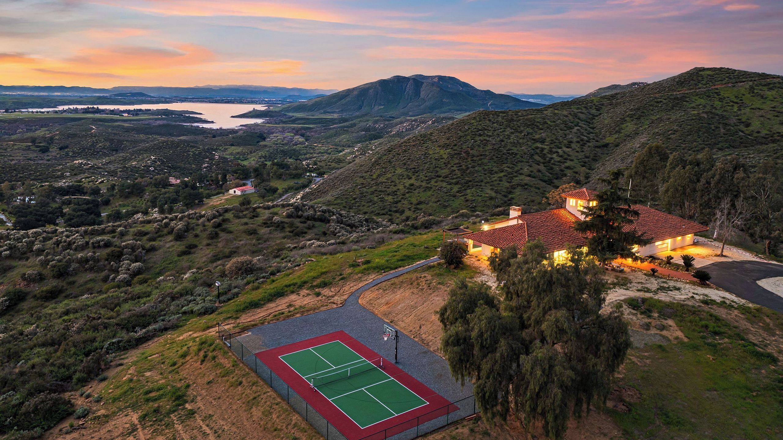 House (3 Bedrooms) | Sports court