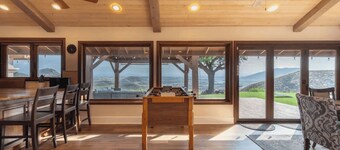 Slice of Heaven by Avantstay Breathtaking Views!