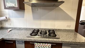 Frigorífico, microondas, horno y utensilios de cocina