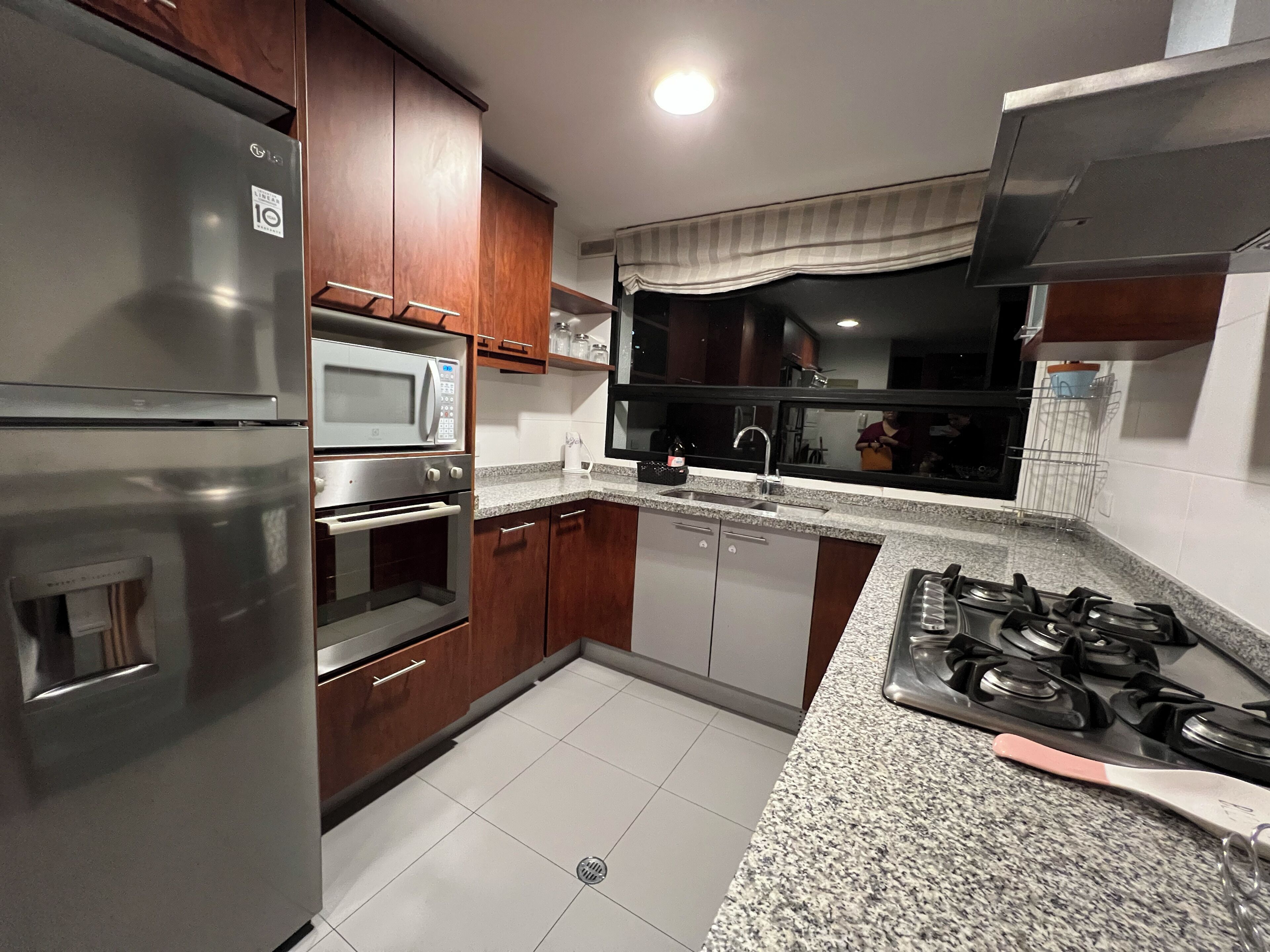 Frigorifero, microonde, forno, pentole/stoviglie/utensili