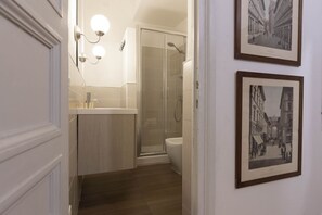 Shower, hair dryer, bidet, towels - Ponte Vecchio Deluxe Apartment  (Firenze)