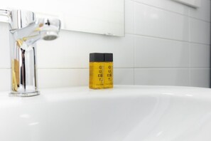 Douche, sèche-cheveux, serviettes fournies