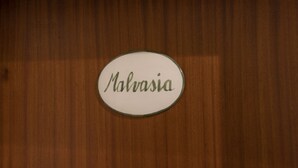 Uma superfície de madeira com uma placa que diz "Malvasa".