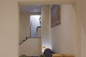Un passadís que condueix a una cuina amb una escala.
