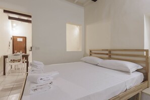 A hotel room with a bed, a desk, and a chair. - San Gallo Inn Canaiolo (Firenze)