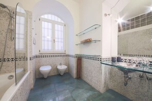 Douche, articles de toilette gratuits, sĂšche-cheveux, bidet
