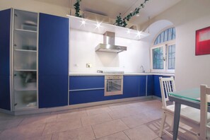 Frigorifero, microonde, forno, bollitore elettrico