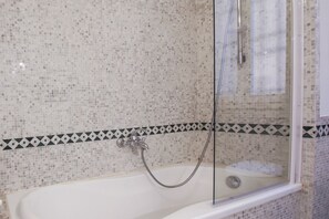 Dusche, kostenlose Toilettenartikel, Haartrockner, Bidet