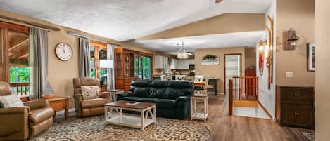 Una televisión, una chimenea