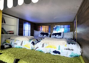 3 bedrooms, desk, free WiFi, bed sheets - Treetop A-frame Cabin, Family Friendly w/a Jacuzzi
 (Lake Arrowhead)