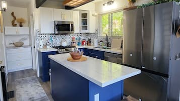 Coffee/tea maker, fridge, microwave, oven