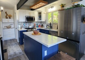 Fridge, microwave, oven, stovetop - Treetop A-frame Cabin, Family Friendly w/a Jacuzzi
 (Lake Arrowhead)