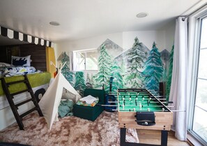Game room - Treetop A-frame Cabin, Family Friendly w/a Jacuzzi
 (Lake Arrowhead)