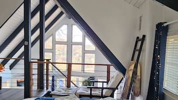 3 bedrooms, desk, WiFi (free), bed sheets