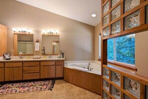 Regadera, tina de hidromasaje, secadora de cabello, toallas 