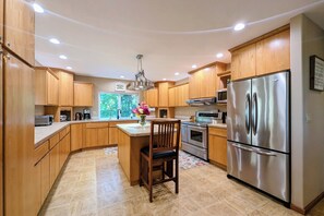 Fridge, microwave, oven, stovetop - LARC Ranch ~ Serene Wine Country Escape! (Amity)