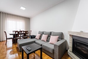 TV, fireplace - GuestReady - Cosy Hideaway in Vila do Conde (Vila do Conde)