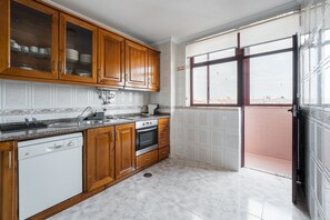 Geladeira, micro-ondas, fogão, lava-louças