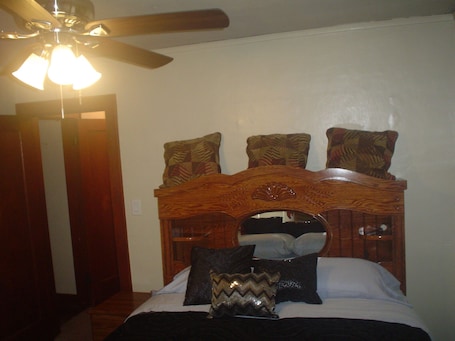 4 bedrooms, iron/ironing board, free WiFi, bed sheets. Ole Grandie On Main