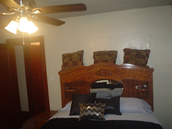 4 bedrooms, iron/ironing board, free WiFi, bed sheets - Ole Grandie On Main  (Jetmore, KS)