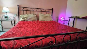 2 camere, una scrivania, Wi-Fi gratuito, lenzuola