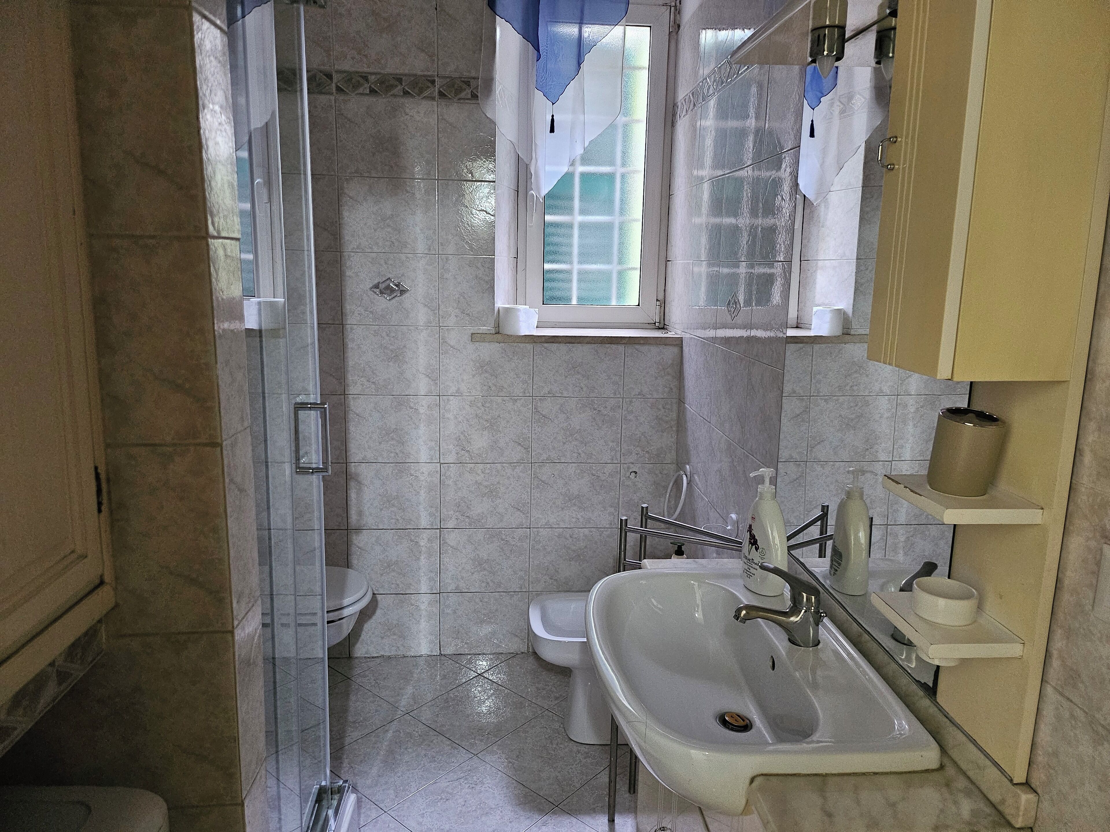 Dusche, Haartrockner, Bidet, Handtücher
