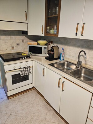 Réfrigérateur, micro-ondes, plaque de cuisson, cafetière/bouilloire