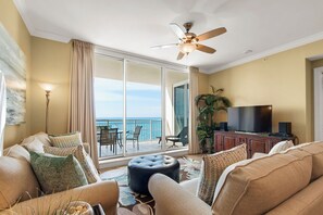 Smart-TV, DVD-Player, Bücher, Stereoanlage