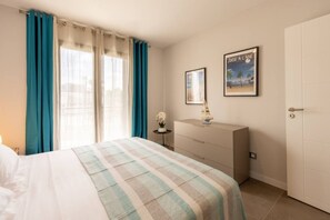 3 bedrooms, desk, soundproofing, iron/ironing board
