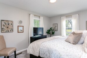 4 bedrooms, desk, iron/ironing board, WiFi - Cozy 4BR 3BA Home 1.2 Mi Walk to ND (SOuth Bend)