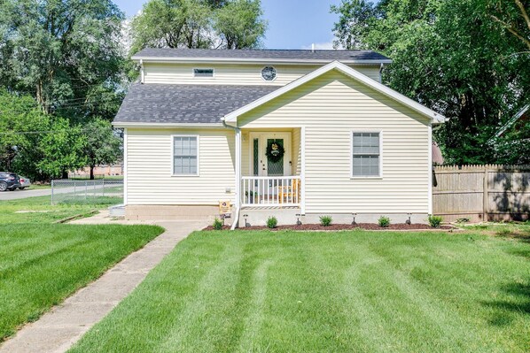 Exterior - Cozy 4BR 3BA Home 1.2 Mi Walk to ND (SOuth Bend)