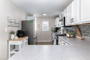 ثلاجة، ميكروويف، فرن، موقد طهي مسطح