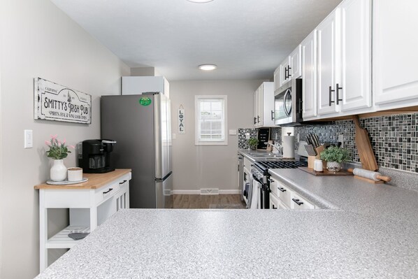 Refrigerador, microondas, horno y parrilla de estufa 