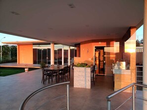 Outdoor dining - PIRACAIA dam house, gated community, pet-friendly, home office space  (Piracaia)