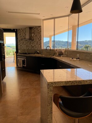 Geladeira, micro-ondas, fogão, cooktop