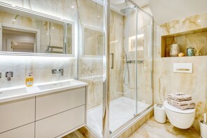 Shower, hair dryer, bidet, towels