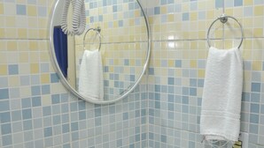 A bathroom with a sink, a mirror, a towel rack, and a hairdryer. - No property  (Centro Caraguatatuba)