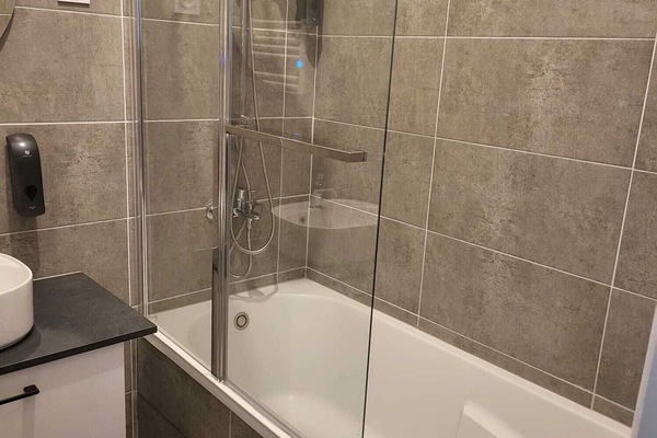 Haartrockner, Handtücher, Seife, Toilettenpapier