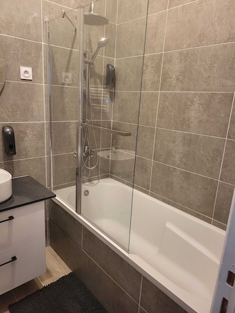 Hair dryer, towels, soap, toilet paper. Appartement Proche de Vernon Giverny