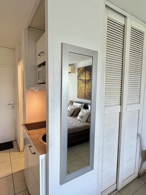 1 غرفة نوم ومكواة/لوح كي وواي فاي مجانًا وملاءات أسرّة