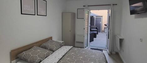 Een strijkplank/strijkijzer, wifi, beddengoed