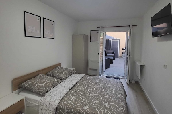 Tabla de planchar con plancha, wifi y ropa de cama