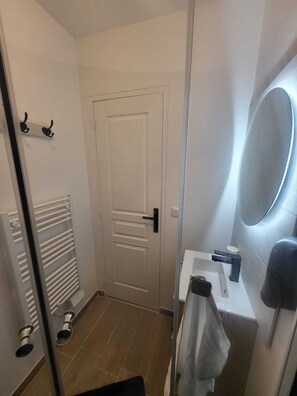 Shower, hair dryer, towels, soap - Studio Proche Gare Vernon Giverny (Vernon)