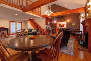 TV connectée, cheminée, baby-foot, médiathèque