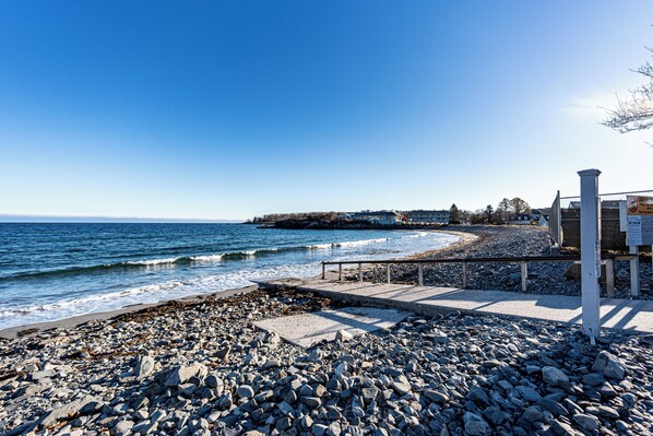 Chaises longues, serviettes de plage
