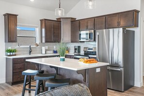 Réfrigérateur, four à micro-ondes, un four, surface de cuisson