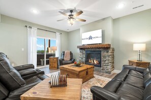 Smart TV, fireplace, foosball - Near Indoor & Outdoor Private Pool: Hot Tub, Game Room & Free SDC Tickets (Kimberling City)