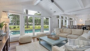 Smart TV, fireplace - Luxury Sea Pines Sanctuary • Pool • Spa • Peaceful Lawn• Golf View (Hilton Head Island)